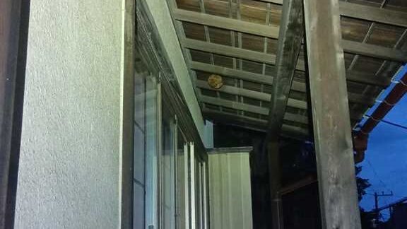 横浜市南区井土ヶ谷の1階屋根の軒下に作られたスズメバチの巣